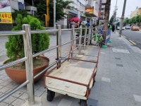 [현장] 거리가게 갈등으로 청량리역 버스정류장 가로막은 80m 울타리