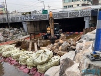 [현장] 노천카페 조성했더니 악취가…서울시 수변감성도시 1호 홍제천 가보니