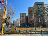 [현장] 초등학교 교문 옆 전기차 충전소에 발칵…막을 근거는 없고