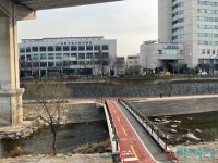 [현장] 악취에 공사까지 주민 숙원 청계천·정릉천 연결다리 가보니