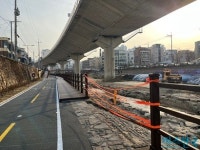 [현장] 악취에 공사까지 주민 숙원 청계천·정릉천 연결다리 가보니