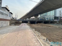 [현장] 악취에 공사까지 주민 숙원 청계천·정릉천 연결다리 가보니