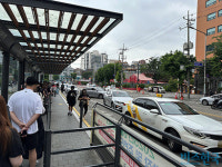 4개 차로에서 승객 승하차…서울역 서편 택시 승강장 혼잡 개선 안 되나