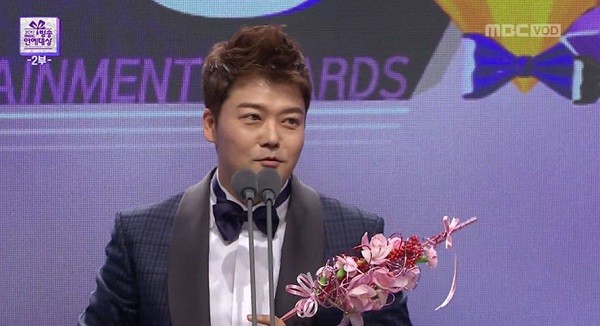 전현무, 2024 MBC 방송연예대상에서 세 번째 대상 수상하여 초심 잃지 않고 비타민 같은 방송 다짐