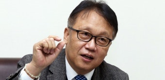 美北 관계 개선 과정을 ‘남녀 간 잠자리’에 비유한 ‘미투 논란’ 민병두 의원 | “트럼프는 정절 한꺼번에 원해... 김정은은 손부터 잡고...