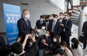 경기지사 '매머드급' 대권 조직 출범... 1만5000명 규모  | 민주평화광장 공동대표에 민주당 5선 조정식, 노무현 사위 곽상언 변호사도 이름 올려