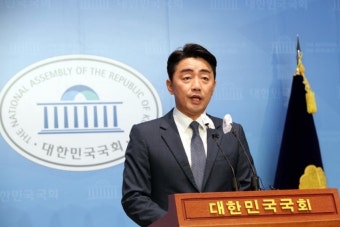 더불어민주당 대표 경선 2파전으로.... 강훈식 후보 사퇴,  | 박용진 후보와 단일화에는 선 그어
