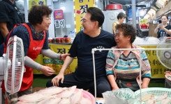 윤대통령 여름휴가 첫날 통영중앙시장 방문  | 휴가기간동안 민생, 안보, 현안 등 챙길 예정