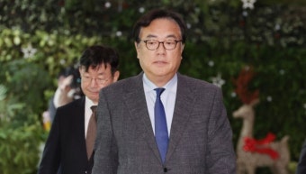정진석 대통령비서실장 등 대통령실 참모진 서울구치소 방문 | 윤석열 대통령 일반접견 허용 첫날인 31일 면회 나서