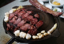 [르포] 불판 위에서 읽는 물가… 한우 200g, 3만 원 ‘턱밑’까지 온 시대 | 산지 가격 11.6% 급등, 사육두수 감소·환율·연말 수요 3중 악재