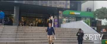 하나 더 준대 써브웨이 1+1 행사, 매장 앞에 사람들 ‘북적북적’
