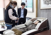 이세돌 9단, 어머니와 안마의자에서 브레인마사지 삼매경