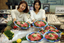 이마트, 역대 최대 규모 반값 참치회 선봬