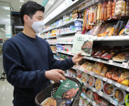 편의점 장보기 문화 확산… GS25, 업계 최초 ‘토마호크’ 스테이크 출시