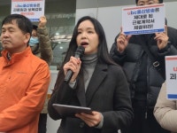 1인 시위 나선 ubc울산방송 아나운서, 부당 전보 철회, 노동자성 인정 요구