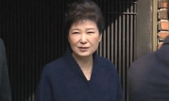 <속보> 검찰 조사받으러 자택서 출발한 '피의자' 박근혜