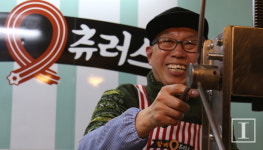 도깨비 야시장에서 1호 매진 기록한 할배 츄러스