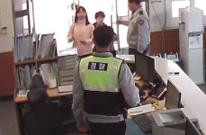 "지갑 주웠어요"···주은 지갑 들고 경찰서 뛰어온 초등생 남매