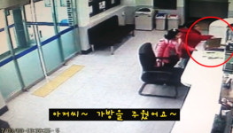 70만원 들은 가방 줍자마자 경찰서로 달려온 초 2 꼬마들 (영상)