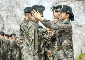 아름다운 벚꽃길 지나 훈련받으러 가는 육군 훈련병들