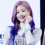 보랏빛 머리로 염색해 신비 매력 뽐낸 트와이스 다현