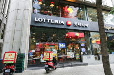 안산 와요, 섹스하고 싶다···알바 도중 음란행위 하며 가슴 노출 사진 올린 롯데리아 알바생