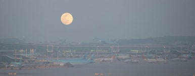 어젯밤(7일) 인천공항에 뜬 2020년 가장 큰 보름달 슈퍼문