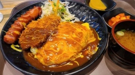 미래 속 상상 도시 같은 도로 위에 떠있는 시흥 하늘 휴게소