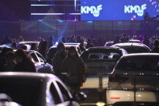 드라이브인 페스티벌인데 밖에서 따닥따닥 붙어 무대 구경한 아이돌 팬들