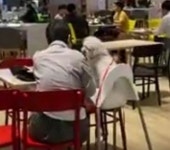 식당에서 아동용 의자에 개 앉히고 공용 그릇에 밥 먹인 개진상남을 목격했습니다 (영상)