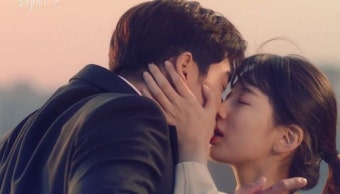 모태솔로였는데 수지와 '딥키스'하고 너무 좋아 입 틀어막은 '스타트업' 남주혁 (영상)