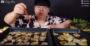 치즈 분수 실패하더니 이번엔 구워먹는 치즈도 제대로 못 구워 다 녹여버린 먹방 유튜버 (영상)