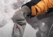 히말라야 등반 중 눈에 파묻혀 숨진 한국인 등반가의 손에는 양말이 씌워져 있었다