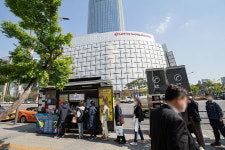 로또 명당 잠실 롯데월드 앞 매점서 또 1등 당첨자 나왔다