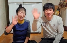 '조작+위장결혼' 악플러들 보란듯 찐키스 나눈 25살 연상연하 커플 유튜버 (영상)