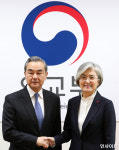 지난해 40분 지각한 '외교 결례' 중국 왕이 장관, 이번에 또 '24분' 지각