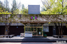 편의점 업계 1위 CU, 전국 모든 매장서 비닐봉지 없앤다