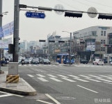 발산역 앞 트럭 사고로 도로에 귤이 쏟아지자 5분 만에 싹 치우고 사라진 시민들