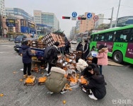 발산역 앞 트럭 사고로 도로에 귤이 쏟아지자 5분 만에 싹 치우고 사라진 시민들