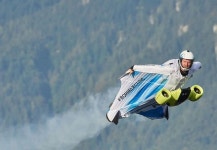 BMW가 만든 시속 300km 현실판 아이언맨 전기 윙슈트의 실제 비행 영상