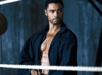 역대급 섹스 어필로 넷플릭스 핫가이 1위 찍은 19금 로맨스 장인 사이먼