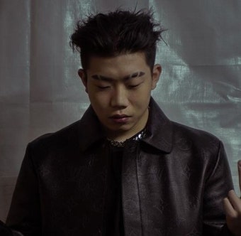 '롤드컵 우승 트로피'에 키스했다가 e스포츠 팬들에 '상욕' 먹은 창모 (사진)