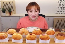 생각보다 엄청 불편하게 밥 먹고 있었던 입짧은햇님의 반전 뒷 모습 (영상)