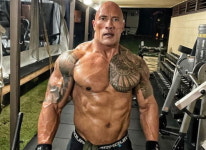 더락 드웨인 존슨이 레슬링 너무 잘하자 도시락에 X 테러해 괴롭힌 WWE 선수들