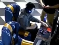 설에도 집에 못 간 손님들 안타까워 세뱃돈 나눠주는 PC방 사장님