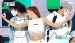 알고보니 양말로 리폼한 거였던 현아 크롭탑 무대 의상