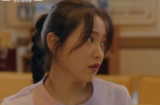간호사인데 짧은 치마+빨간 네일 했다가 성적대상화 비판 받고 있는 예리 (영상)