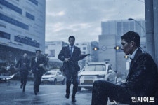 넷플릭스 영화 낙원의 밤, 낙원의 섬 제주에서 만난 엄태구·전여빈 감성 스틸 공개