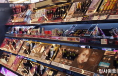 삐아·엘로엘 등 눈썹 틴트 일부제품에 불법 색소 들어 있었다