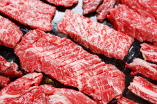 이마트, 용진이형 야구단 SSG랜더스 창단 기념해 1등급 한우 40% 할인